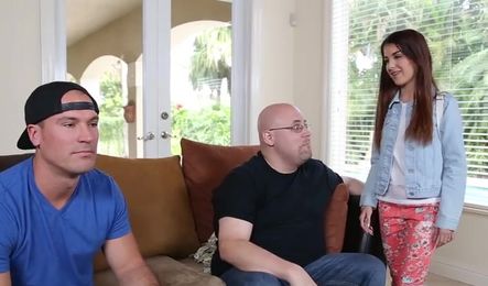 Худая милашка захотела зрелого друга отца