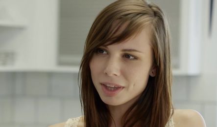 Две ну очень красивые девушки занимаются красивыми анальным сексом со своим другом