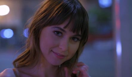 Красивая порно звезда трахается в попу и кончает от этого