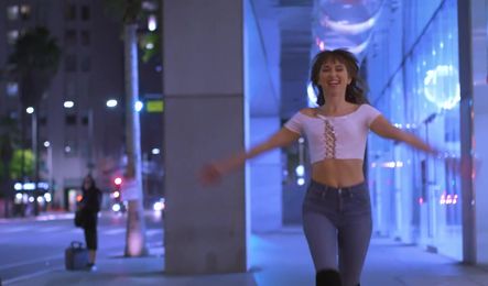 Красивая порно звезда трахается в попу и кончает от этого