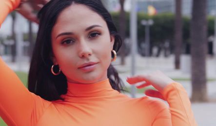 Анальное порно с очень симпатичной брюнеткой которая заводит