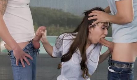 Официантка дала двум мужикам с двойным проникновением