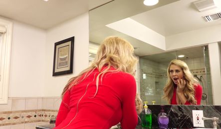 Зрелая дама получает удовольствие от измены мужу при нем