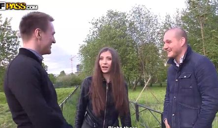 Русские парни уговорили худую девушку на секс за деньги