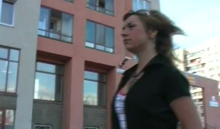 Уговорили девушку на незабываемый секс на природе