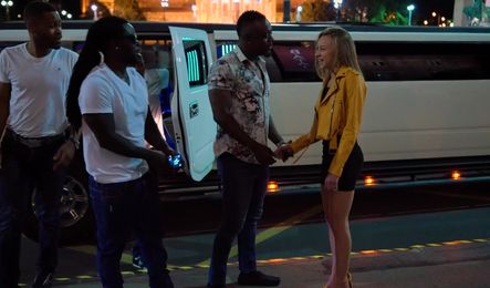 Два друга натягивают белую девушку с двойным проникновением