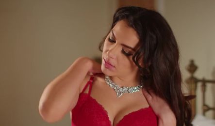 Молодой парень довел милфу до оргазма