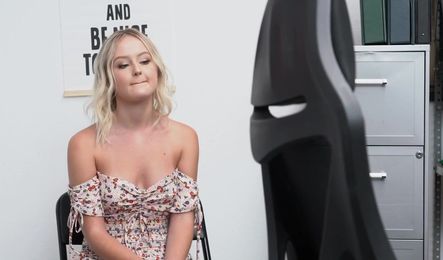 Охранник увидел как девушка что-то украла и трахнул в подсобке