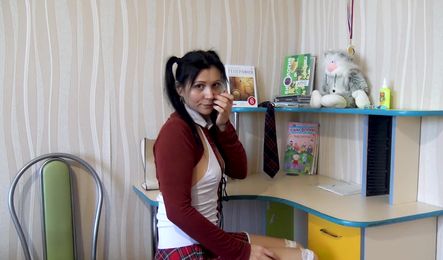 Зрелая женщина оделась как студентка, чтобы возбудить тебя на дрочку!