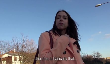 Молодая давалка зарабатывает быстрые деньги за случайный секс с незнакомцем