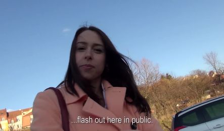 Молодая давалка зарабатывает быстрые деньги за случайный секс с незнакомцем