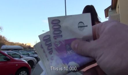 Молодая давалка зарабатывает быстрые деньги за случайный секс с незнакомцем