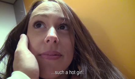 Молодая давалка зарабатывает быстрые деньги за случайный секс с незнакомцем