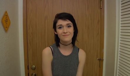 Худая девушка зашла в гости к подруге и дала её сводному брату