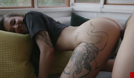 Сексуальная студентка захотела, чтобы парень вошел в неё