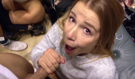 Молодая любовница захотела секса прямо в примерочной