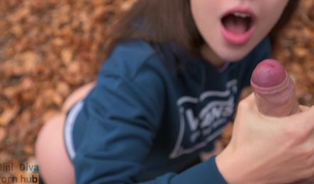 Русская секси-девушка дала парню в осеннем лесу