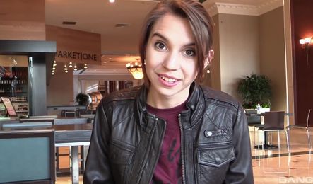 Пикапер уговорил девушку на секс и кончил ей на лицо