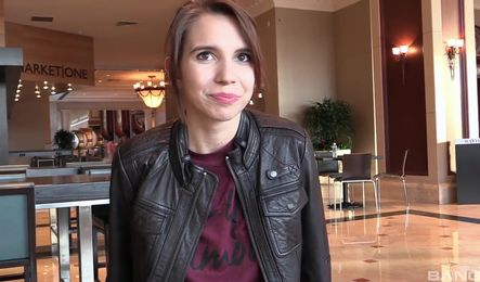 Пикапер уговорил девушку на секс и кончил ей на лицо