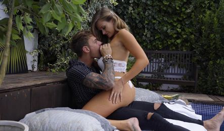 Симпатичная парочка занимается красивым сексом и получает удовольствие от этого