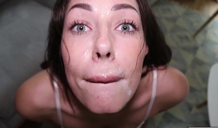 Молодая подруга радует мужика глубоким минетом со спермой в рот