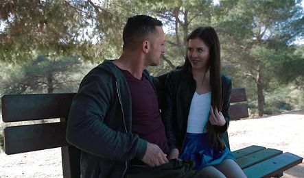 Молодая парочка захотела заняться анальным сексом на природе