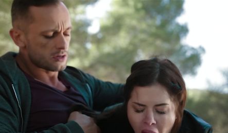 Молодая парочка захотела заняться анальным сексом на природе