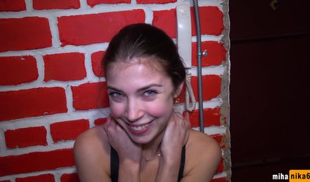 Молодая русская девушка дрочит ногами, а парень получает кайф