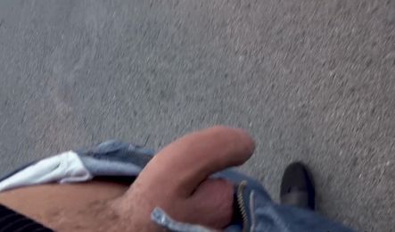 Грудастая девушка шпилиться в пухлую киску прямо на улице