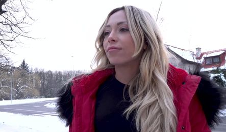 Студентка зарабатывает киской как может