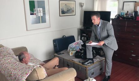 Мужики по очереди трахают молодую красотку