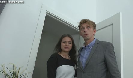 Похотливая русская жена не против трахаться с боссом у мужа на глазах