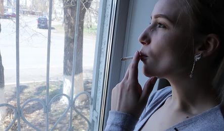 Когда мужа нет дома, молодая жена изменяет с соседом