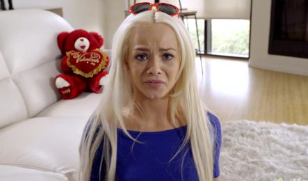 Сводная сестра красотка дала сводно брату войти в бритую киску