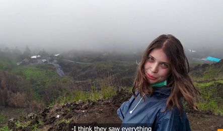 Ника и ее парень занялись сексом во время похода