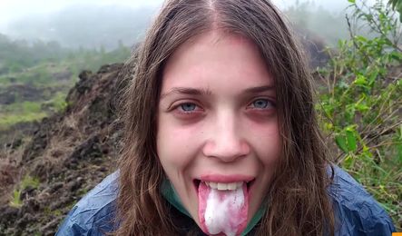 Ника и ее парень занялись сексом во время похода