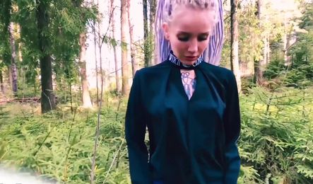 Блондинка сделала парню приятный минет на природе