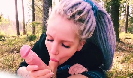 Блондинка сделала парню приятный минет на природе