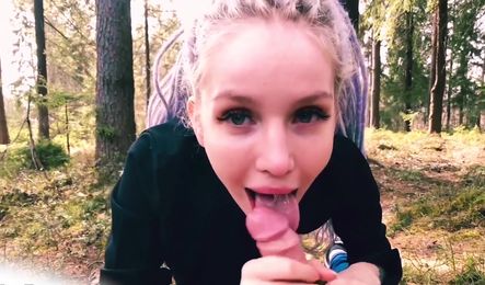 Блондинка сделала парню приятный минет на природе