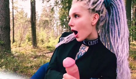 Блондинка сделала парню приятный минет на природе