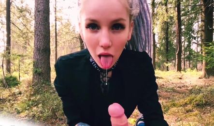 Блондинка сделала парню приятный минет на природе