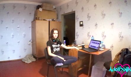 Милашка и ее сожитель трахаются в дешевой квартире