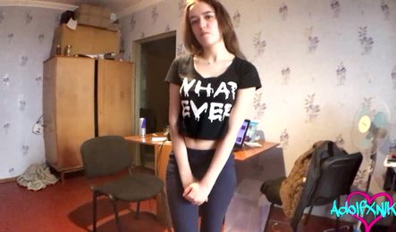 Милашка и ее сожитель трахаются в дешевой квартире