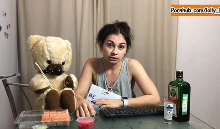 Русская девушка не хочет работать, но от секса никогда не отказывается