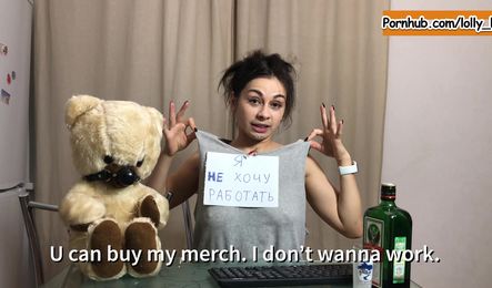Русская девушка не хочет работать, но от секса никогда не отказывается