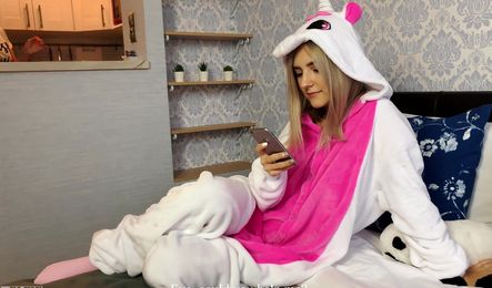 Девушка в пижаме и ее любимый занимаются сексом, пока дома никого нет