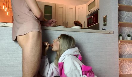 Девушка в пижаме и ее любимый занимаются сексом, пока дома никого нет