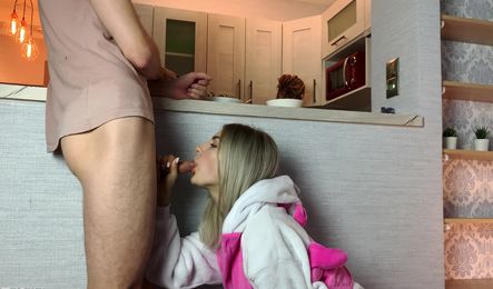 Девушка в пижаме и ее любимый занимаются сексом, пока дома никого нет