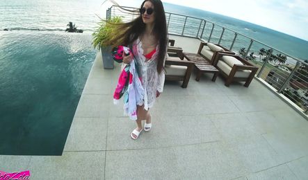 Русская красотка делает парню минет не выходя из бассейна