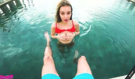 Русская красотка делает парню минет не выходя из бассейна